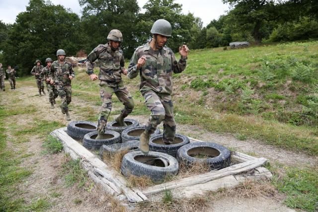 Formation de réservistes par les forces armées Pérones